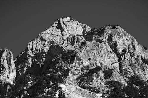 Foto Da Montanha Em Escala De Cinza