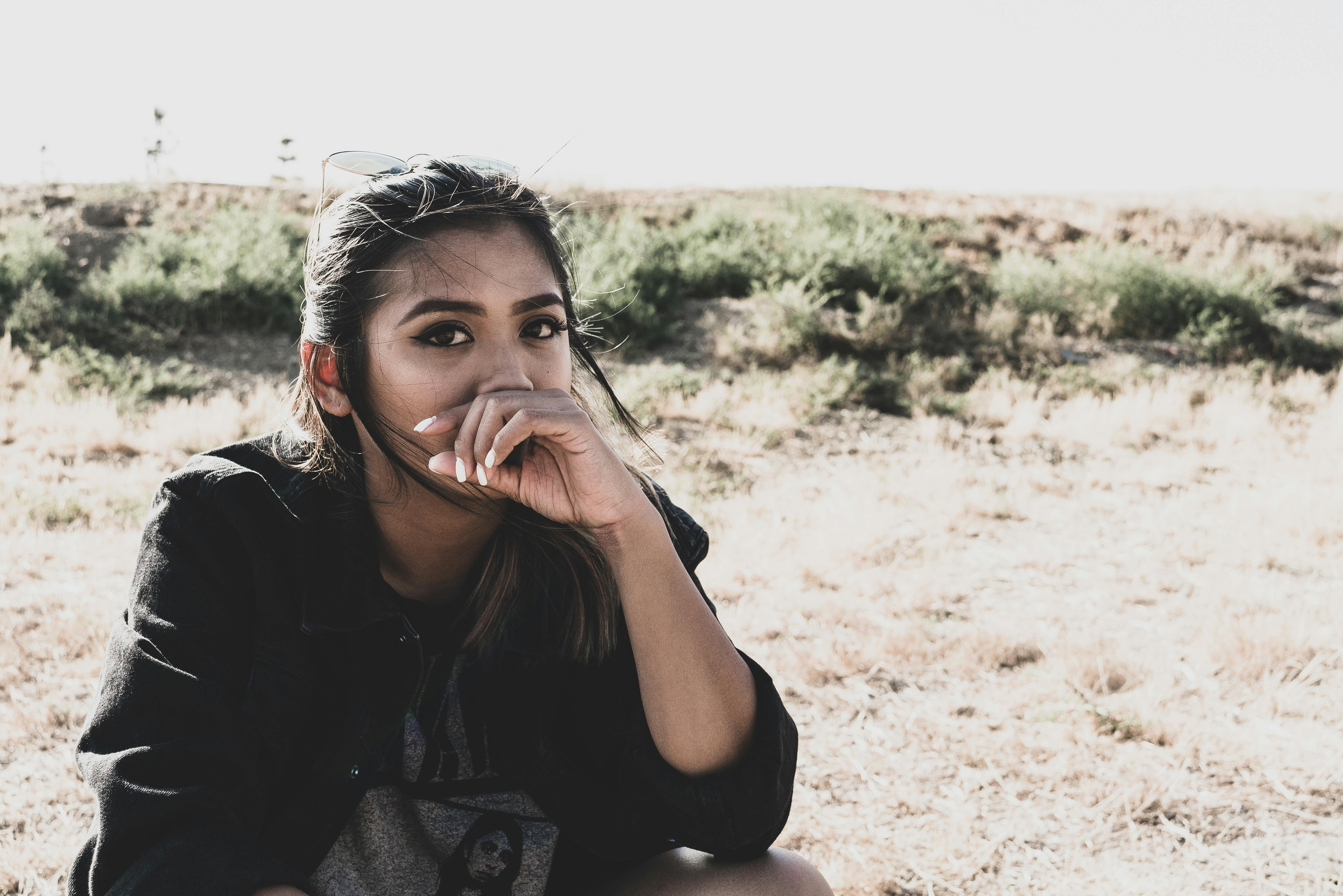 Kostenlos Frau, Die Ihren Mund Mit Ihrer Linken Hand Bedeckt Stock-Foto