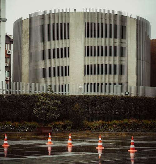 A building with a large circular window in the middle