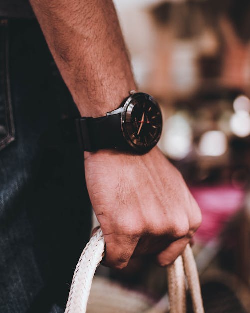 Hombre Vestido Con Bolsa De Sujeción De Reloj De Pulsera Negro