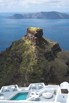 在豪华的池畔环境中，可欣赏圣托里尼岛悬崖与爱琴海的壮丽景色