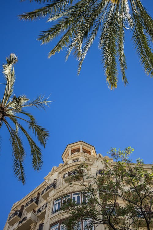 Kostenloses Stock Foto zu architektonisches gebäude, blauer himmel, europa