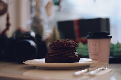 Teller Mit Schokoladendessert Neben Kaffeetasse Und Dslr Kamera