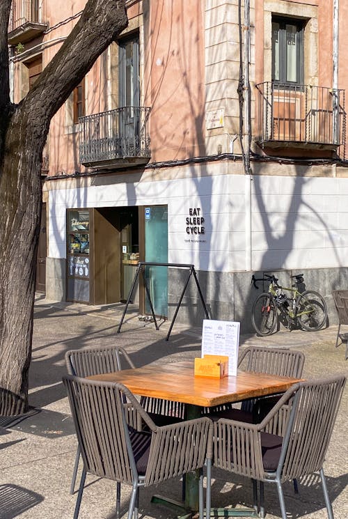 Fachada de cafetería en Girona, España