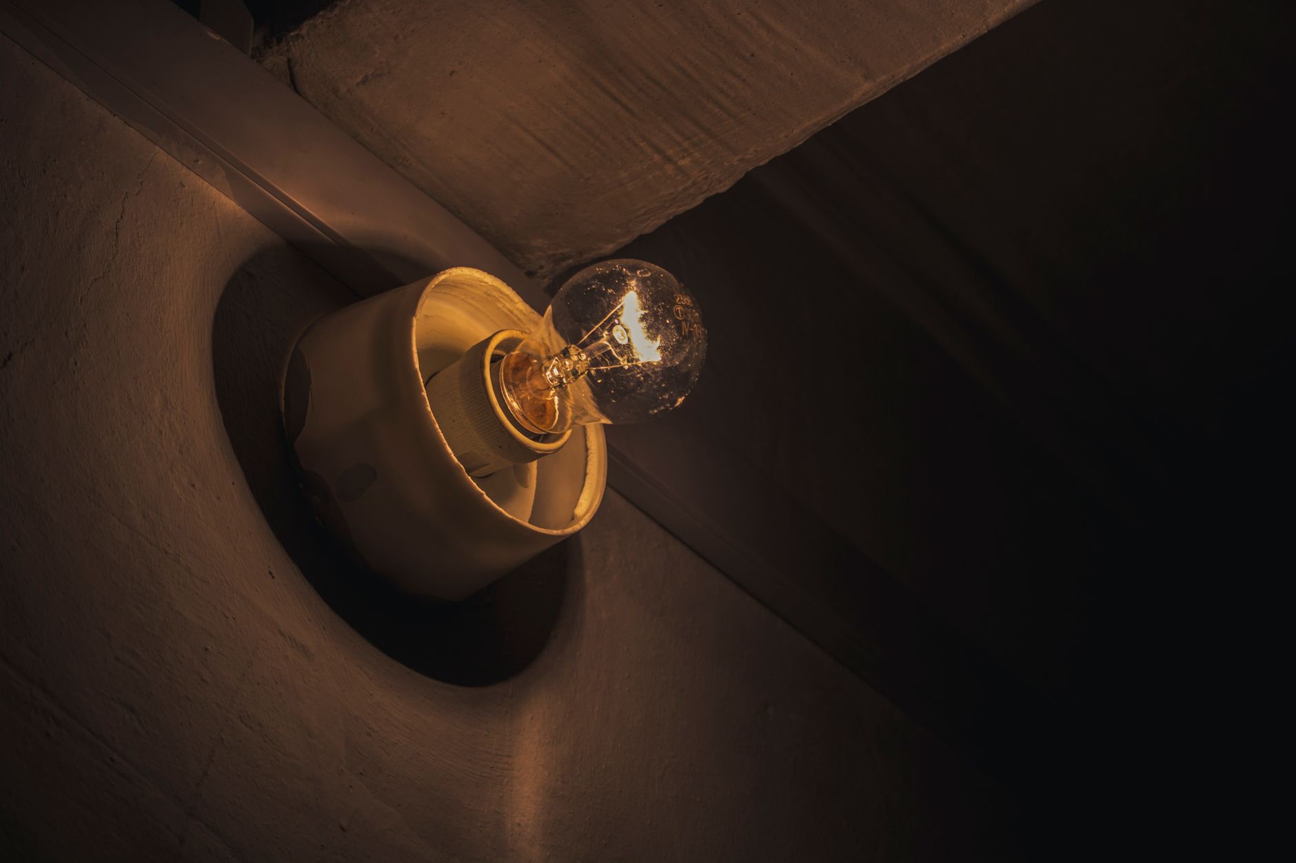 A protected ceramic heat lamp warming one side of a ventilated rooster shelter while the opposite side stays cool