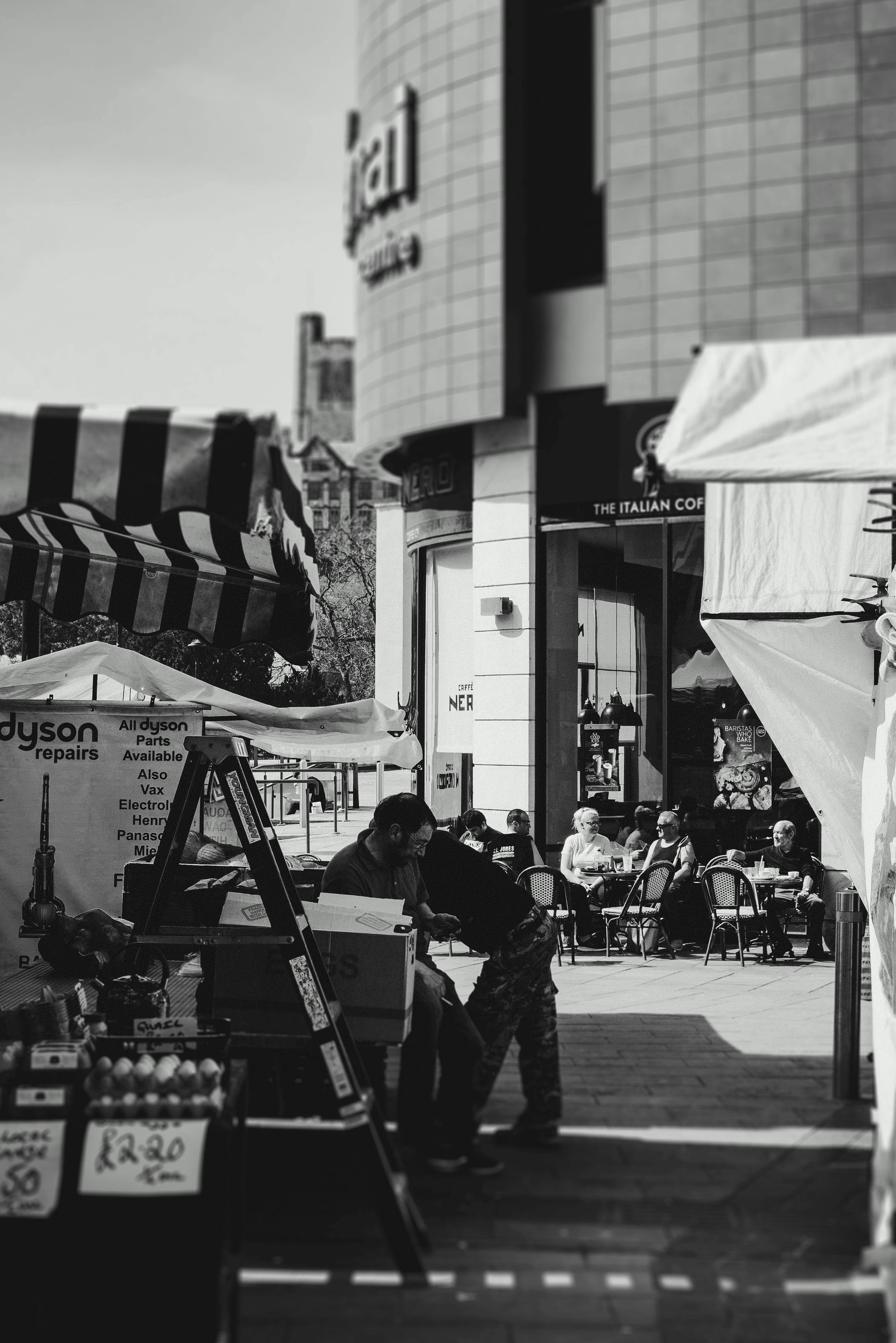 迷人的街头市场里，摊位林立，黑白咖啡馆热闹非凡