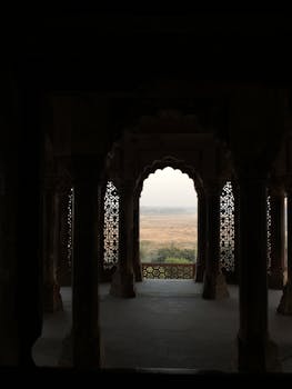 古代印度展馆的剪影，在日出时形成了广阔的景观，其拱门设计复杂
