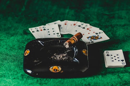Gratis arkivbilde med askebeger, blackjack, bord Arkivbilde