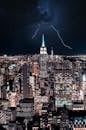 闪电击中帝国大厦，构成了纽约天际线的戏剧性景观