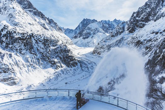 从风景角度欣赏，白雪皑皑的山脉和冰川景色令人惊叹
