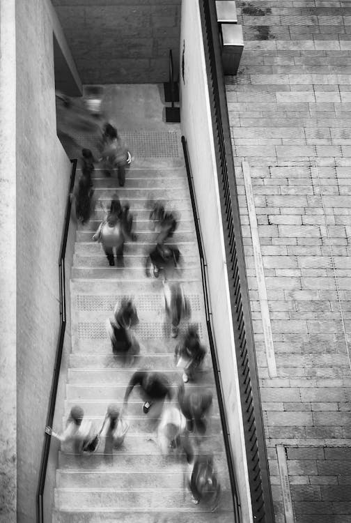 Pessoas Em Movimento Passando Por Uma Porta