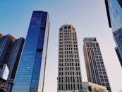 晴朗天空下，高层摩天大楼的透视图展现了现代城市建筑