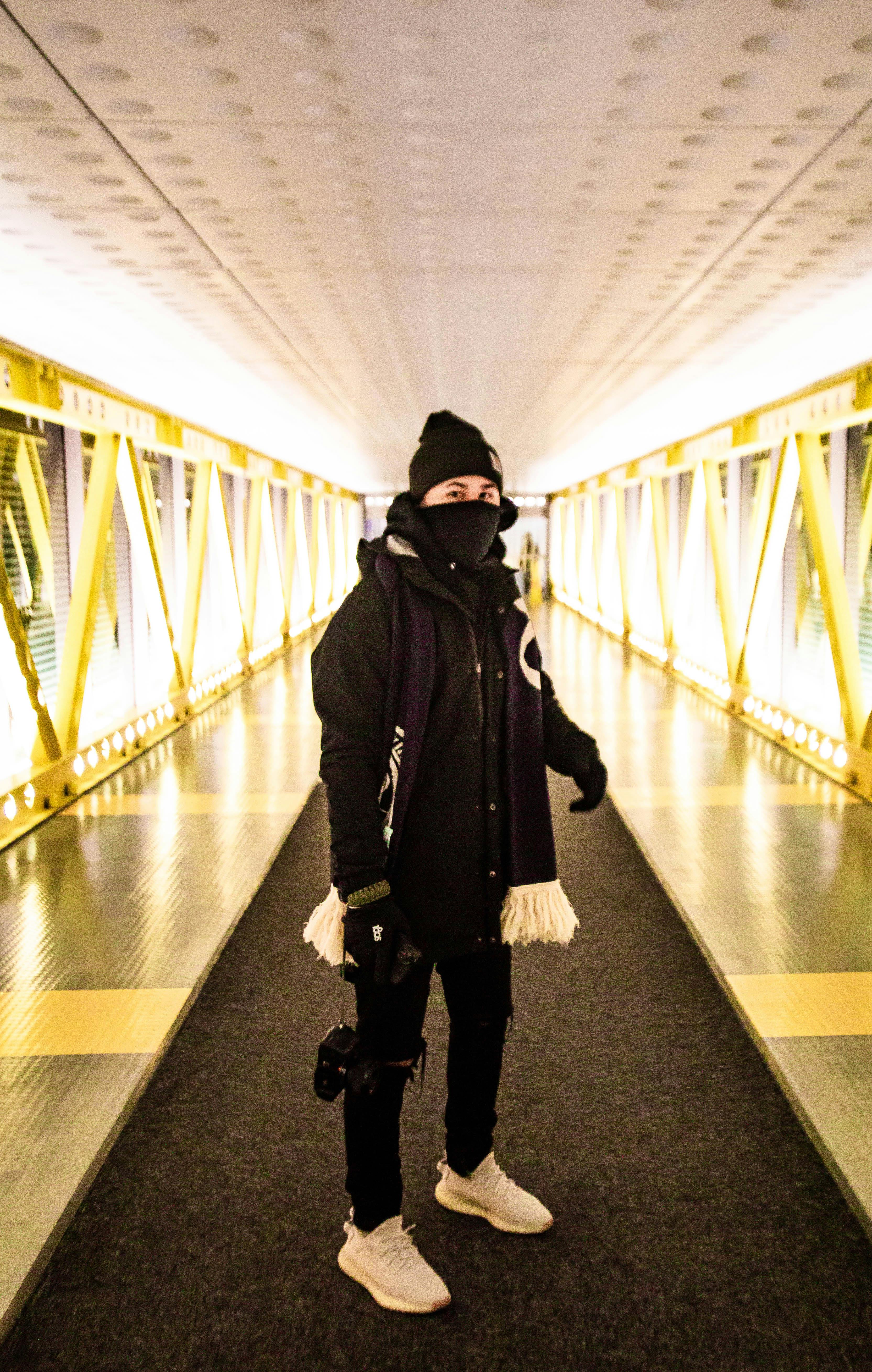 Homme En Veste Noire Et Blanche ?� Photo gratuite