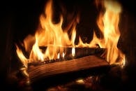 壁炉的特写镜头中，火焰充满活力，木柴温暖燃烧