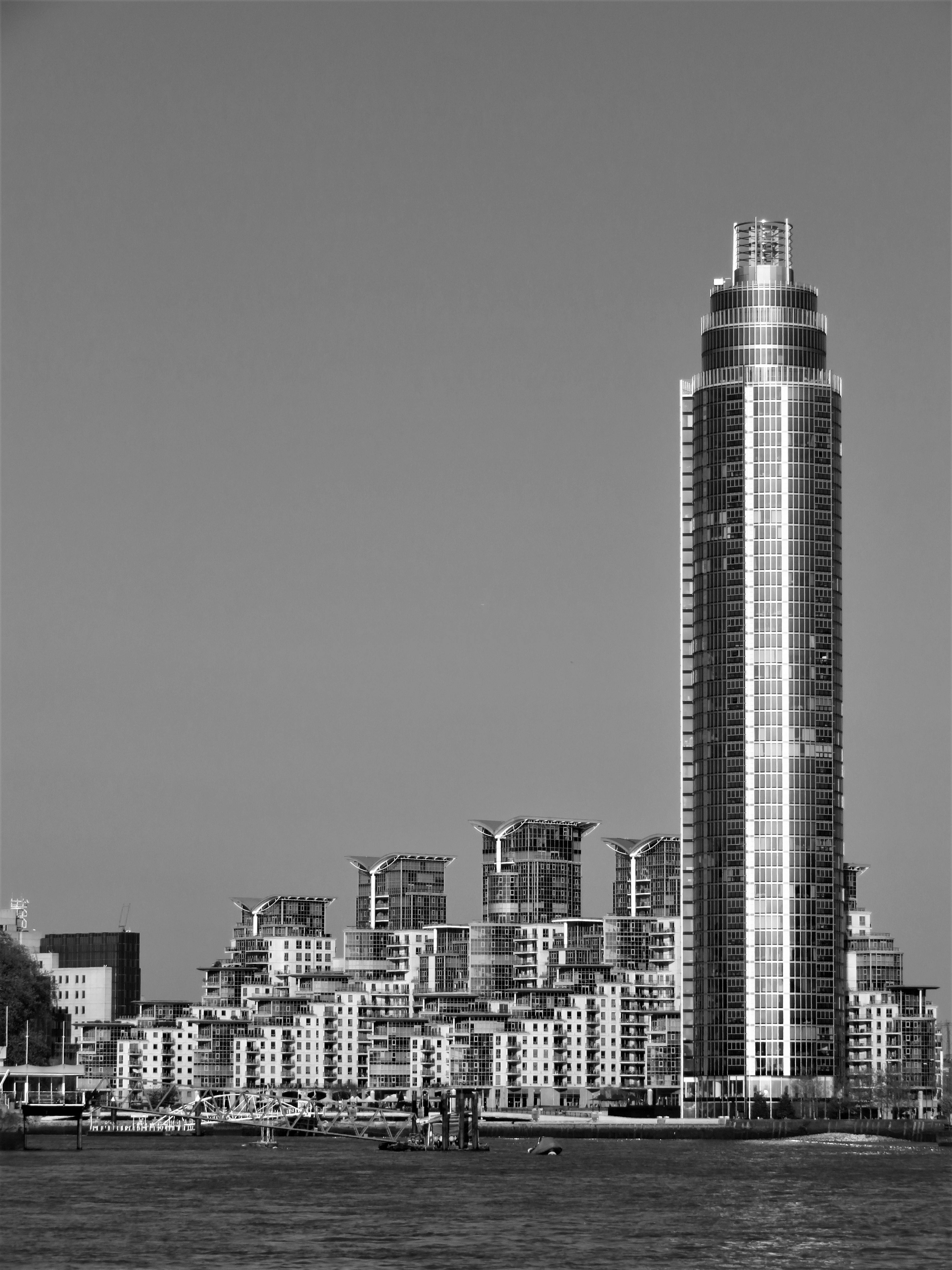 一张海滨旁的现代摩天大楼黑白照片