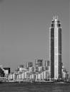 一张海滨旁的现代摩天大楼黑白照片