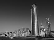 黑白照片中的现代摩天大楼与海滨建筑