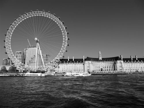 Foto Grayscale Ferris Wheel Di Dekat Perairan