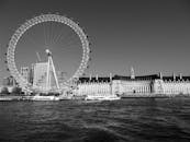 这张黑白图像展示了泰晤士河畔伦敦眼这一标志性城市建筑
