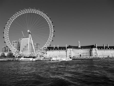 这张黑白图像展示了泰晤士河畔伦敦眼这一标志性城市建筑