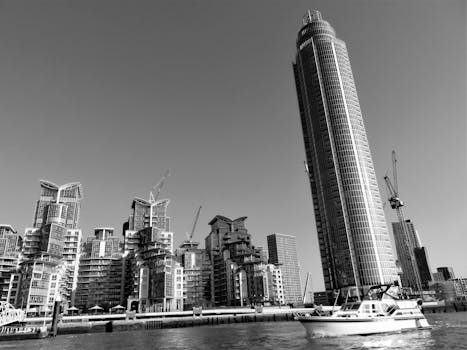 海滨矗立着具有黑白城市景观特色的摩天大楼，旁边停泊着一艘船