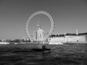 在泰晤士河上乘船，可以看到伦敦眼和两岸的单色景观