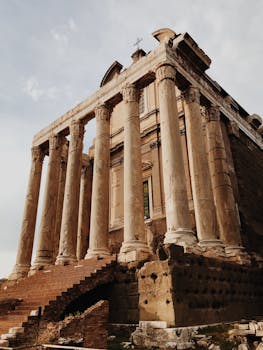 在意大利罗马，探索带有标志性柱子的古罗马论坛遗址，捕捉历史建筑的韵味