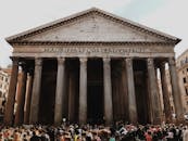 罗马古老的万神殿外聚集着熙熙攘攘的人群，这座建筑是著名的地标