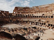 在罗马标志性的斗兽场景观中，游客们探索着古老的圆形剧场