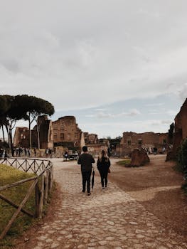 一对夫妇在阴天沿着罗马古代废墟旁的小路行走