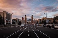 日落时，巴塞罗那宽阔的街景映衬着标志性的威尼斯塔