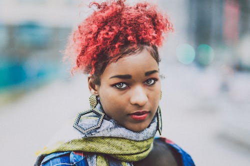 Femme Aux Cheveux Roses Debout