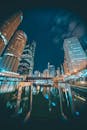 夜间，芝加哥的城市天际线倒映在河中，展现了现代建筑的魅力