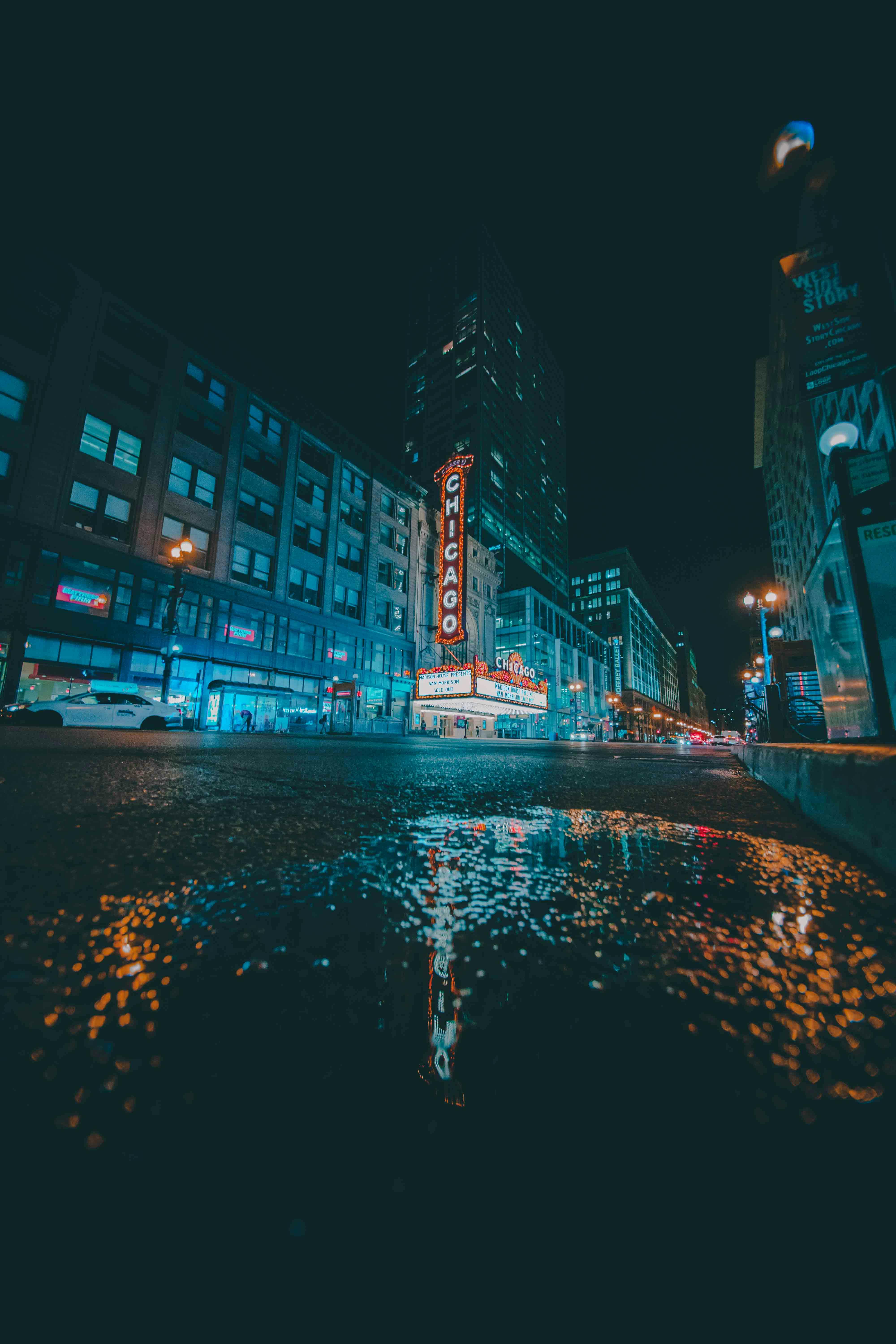 Bạn đã bao giờ thưởng thức vẻ đẹp rực rỡ của một tòa nhà cao ánh sáng ban đêm chưa? Hãy xem bức ảnh liên quan và đắm mình trong dòng chảy ánh sáng tuyệt đẹp của khu đô thị đêm.