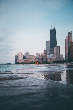 黄昏时分，在湖滨欣赏芝加哥天际线，汉考克大厦的风景格外迷人