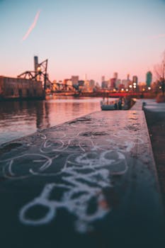 黄昏时分，城市海滨的壮丽景色中，城市建筑与河流倒影交相辉映