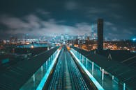 夜晚的城市景观令人惊叹，明亮的摩天大楼与通往城市的铁路轨道交相辉映