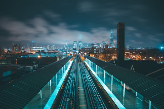 夜晚的城市景观令人惊叹，明亮的摩天大楼与通往城市的铁路轨道交相辉映