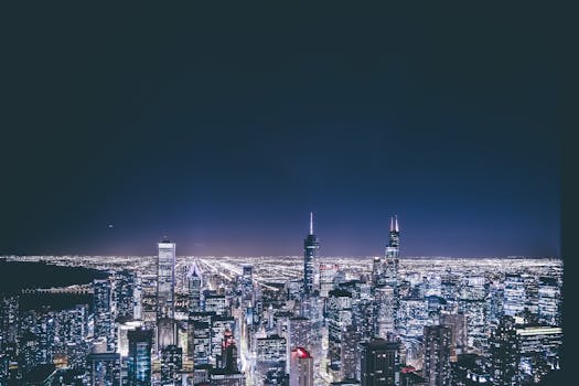 夜晚，摩天大楼和鲜艳的灯光照亮了令人惊叹的城市天际线鸟瞰图