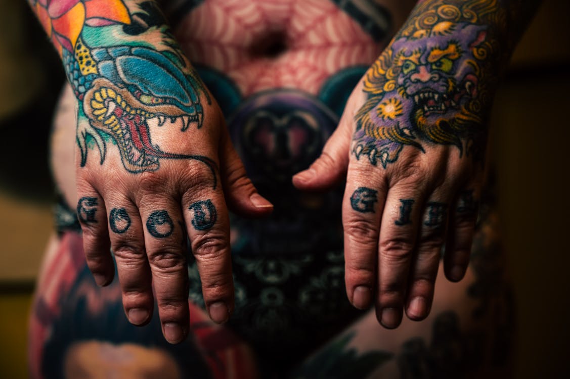 Foto De Close Up De Mão Com Tatuagens · Foto profissional gratuita