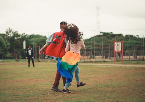 Man En Vrouw Lopen Op Groen Grasveld