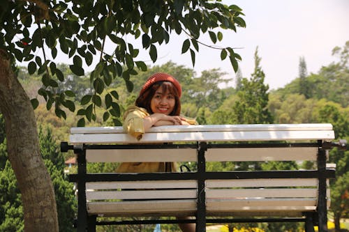 Femme Assise Sur Un Banc