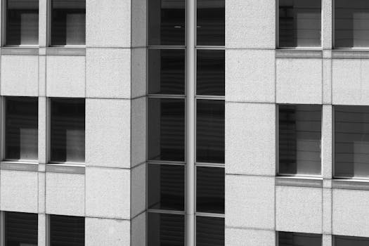 芝加哥现代几何建筑立面的详细视图，展现了对称性与设计之美