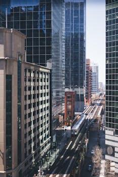 芝加哥的摩天大楼和高架火车景观展现了城市的交通风貌