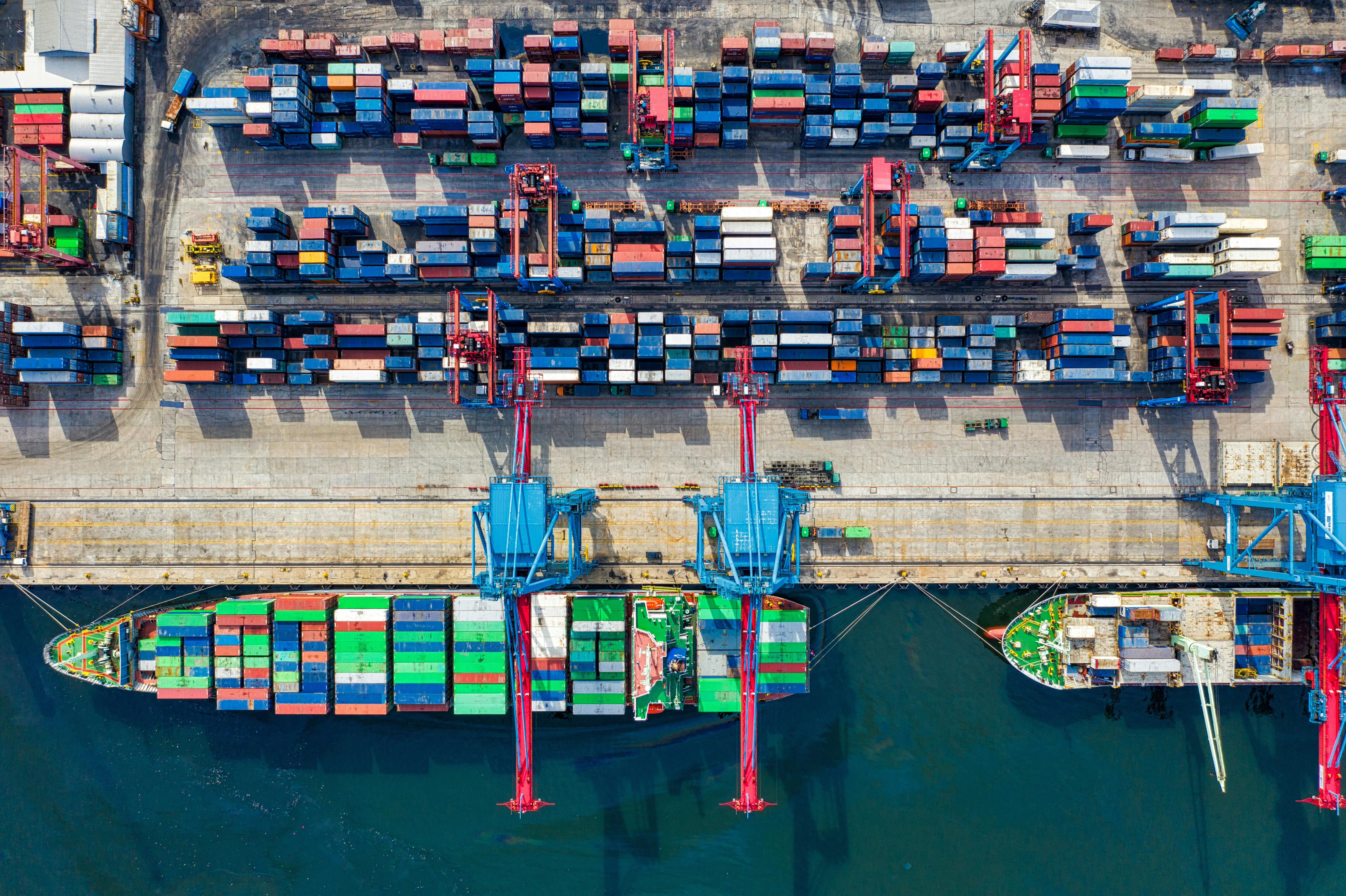 Top view photo of dropshipping ships ready to deliver items to buyers from shopify stores