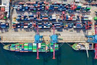 无人机拍摄了北雅加达港口充满活力的集装箱船和码头