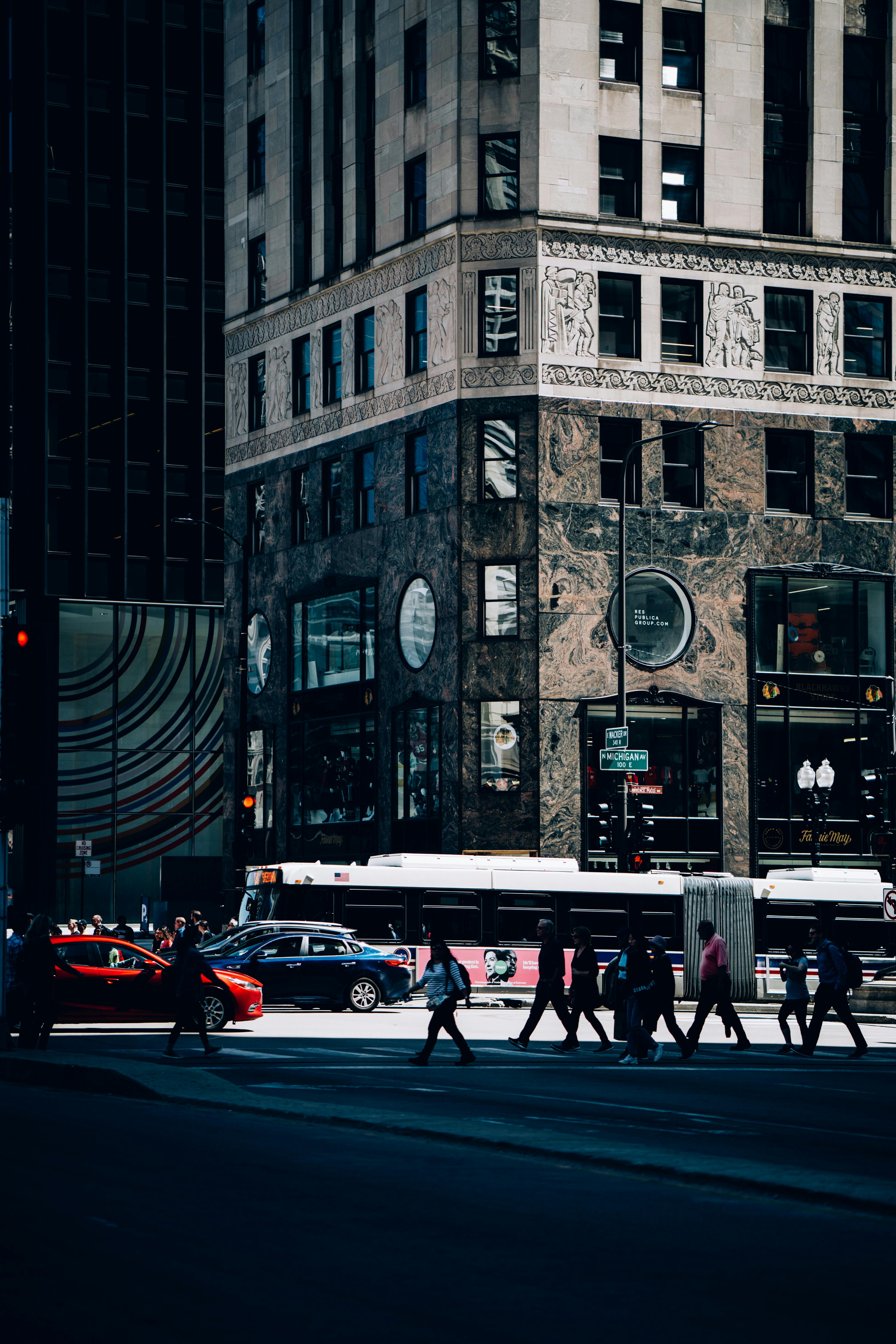 在阳光明媚的日子里，芝加哥繁忙的市中心人行横道上挤满了行人和车辆