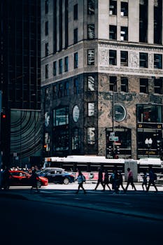 在阳光明媚的日子里，芝加哥繁忙的市中心人行横道上挤满了行人和车辆