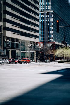 繁华的市中心以现代摩天大楼、车辆和城市生活为特色，构成独特的城市景观