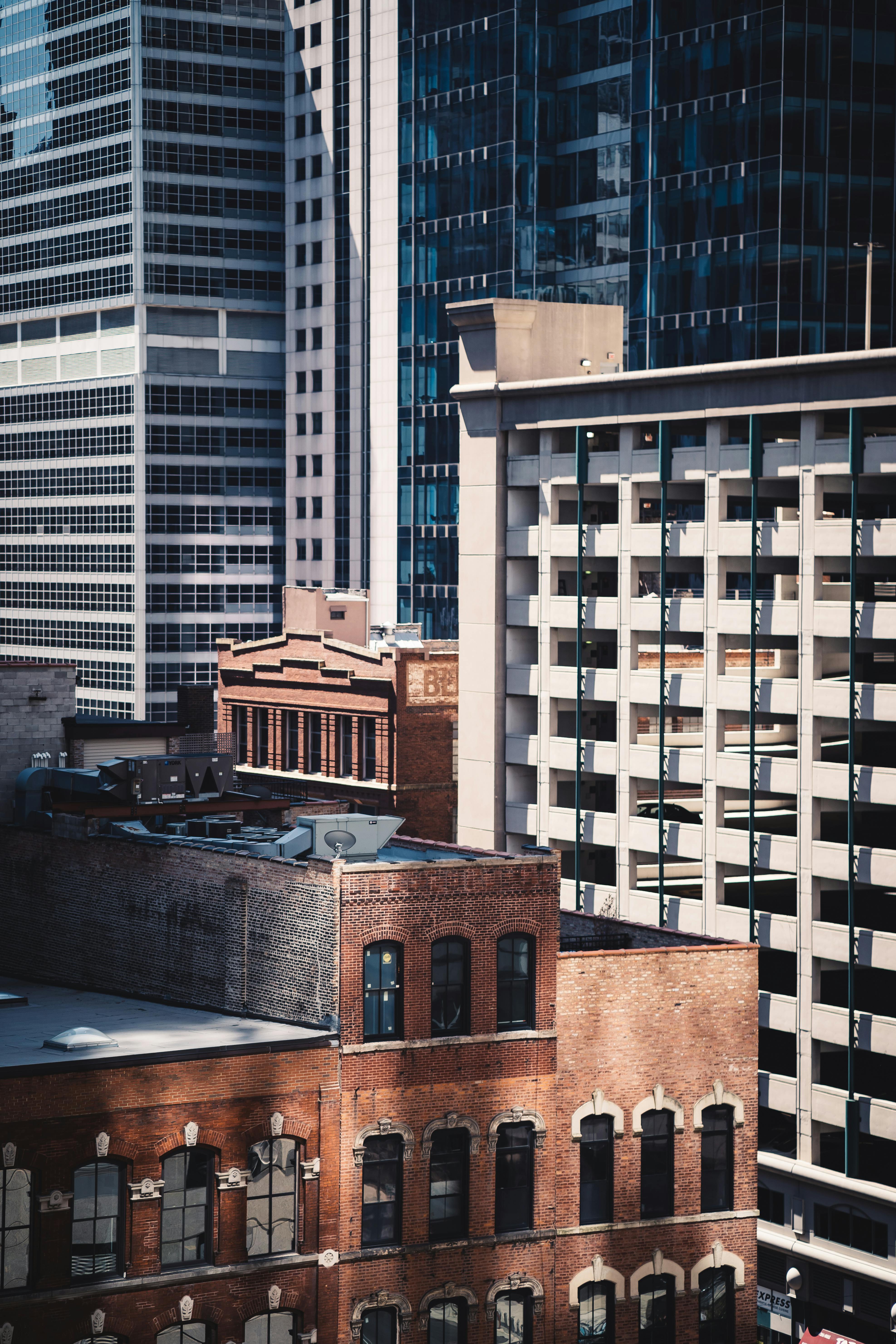 市中心充满活力，建筑风格多元，既有现代摩天大楼，也保留着历史悠久的砖砌建筑